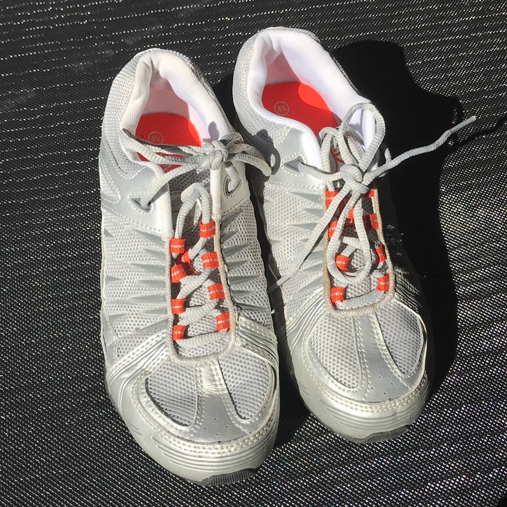 Sport shoes